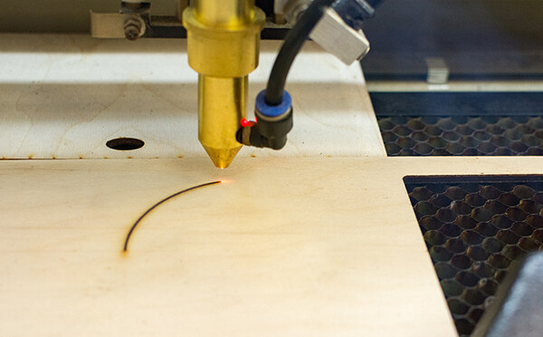 應(yīng)該如何選擇激光打標(biāo)機